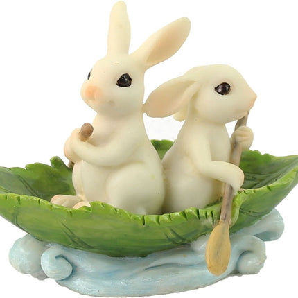 2 konijntjes in een bootje van blad